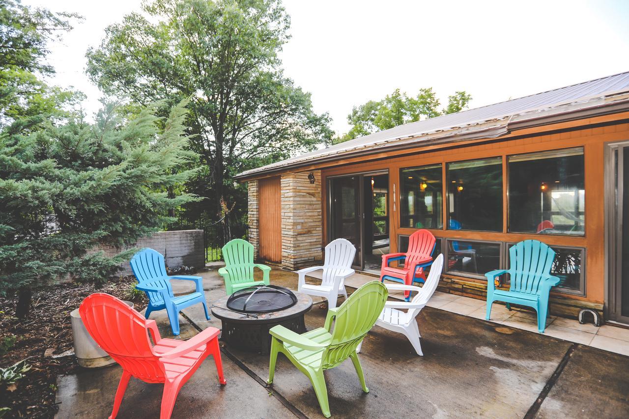 The Lodge At Beaver Lake Bed And Breakfast Rogers Exterior photo